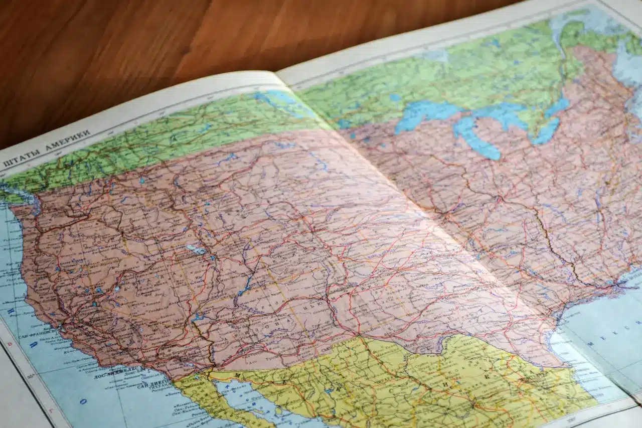Map of the United States illustrating common cross-country travel routes for cat relocation